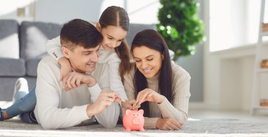 Tėvai ir dukra, kiaulė taupyklė, taupymas